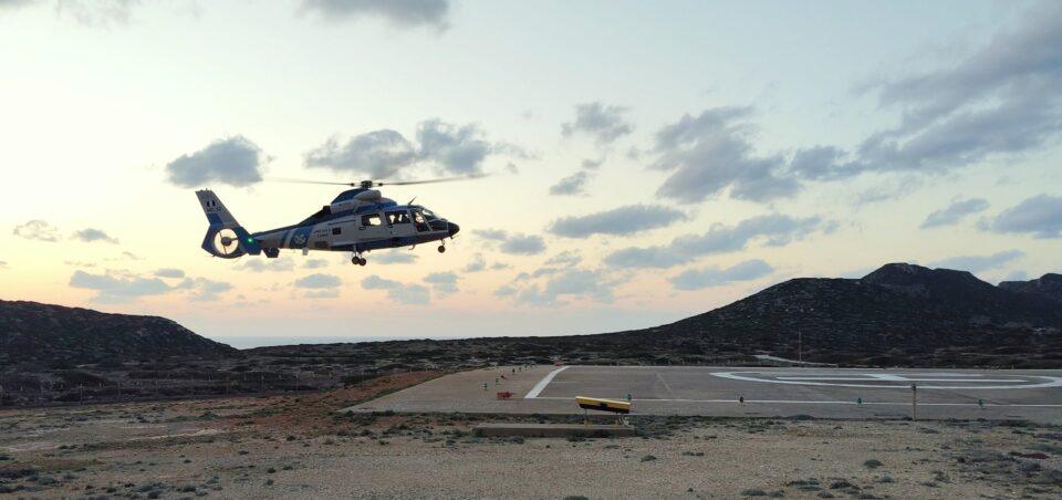 ελικόπτερο του λιμενικού μεταφέρει τρόφιμα στα Αντικύθηρα